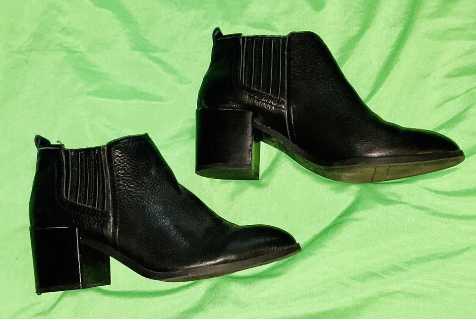 $120 FERGIE 'MAGIC' BOTINES AL TOBILLO DE CUERO NEGRO CON TACÓN BLOQUE 10 EE. UU. Foto 3 de 4