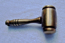 petit maillet en bronze-3cm-pendentif maçonnique ou commissaire priseur-Neuf