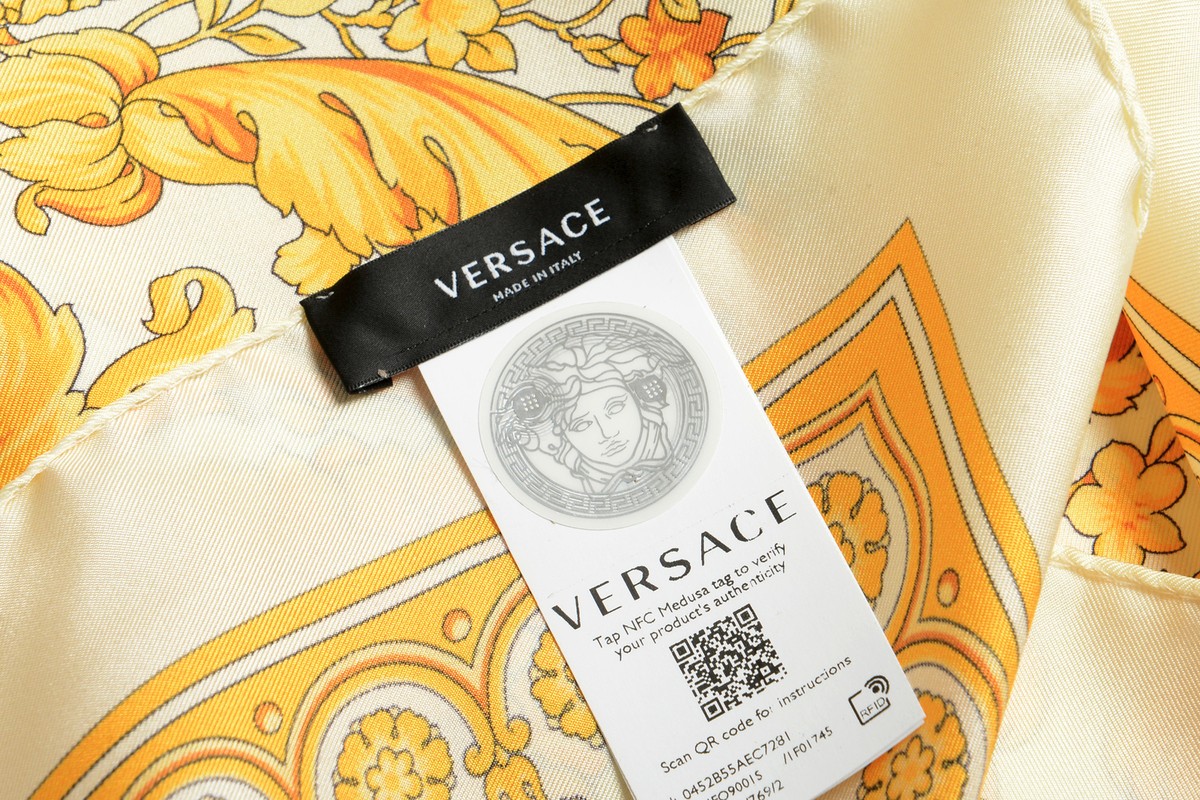 小物 VERSACE scarf silk100% VERSACE 100% SILK TWILL SCARF FOULARD 35