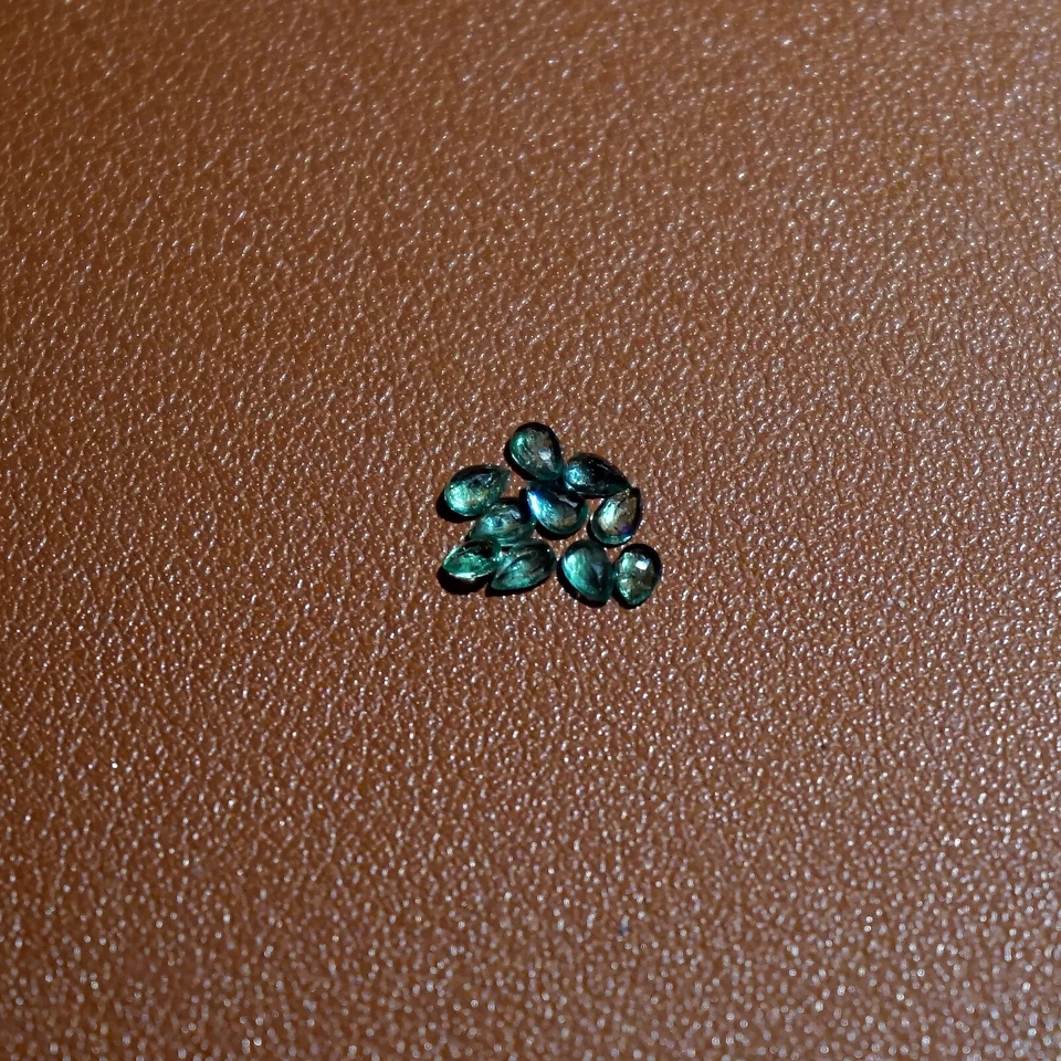 Lote de 10 esmeraldas naturales en forma de pera (2-3 mm), piedras sueltas facetadas verdes vívidas Foto 3 de 4