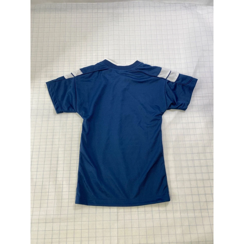 Camiseta de fútbol mediana para niño Umbro azul marino y blanco manga corta cuello en V Foto 4 de 4