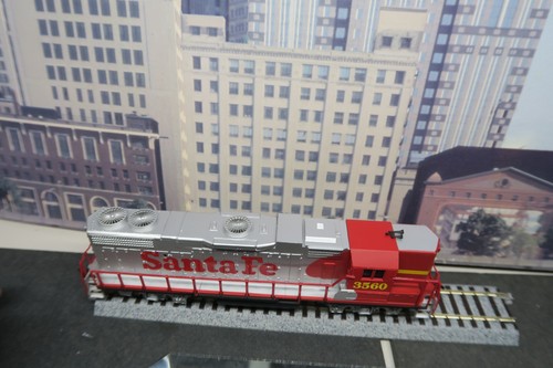 LIFE LIKE HO SCALE SANTA FE 3560 DIESEL LOCO ! RUNS & LIGHTED BUT PLEASE READ! - Picture 15 of 17