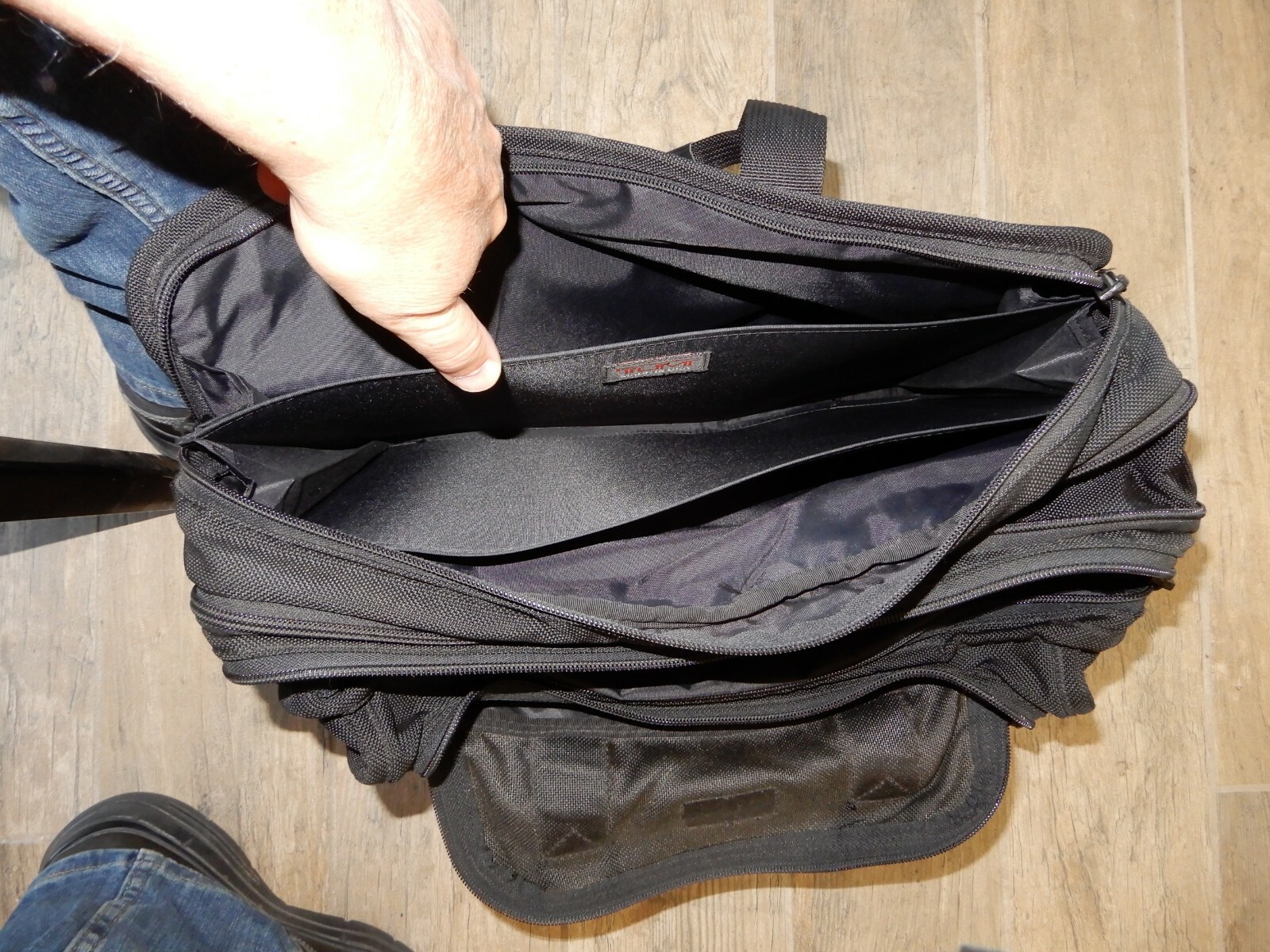 Tumi  Expandable Soft Sided Briefcase - Minimal U… - image 4