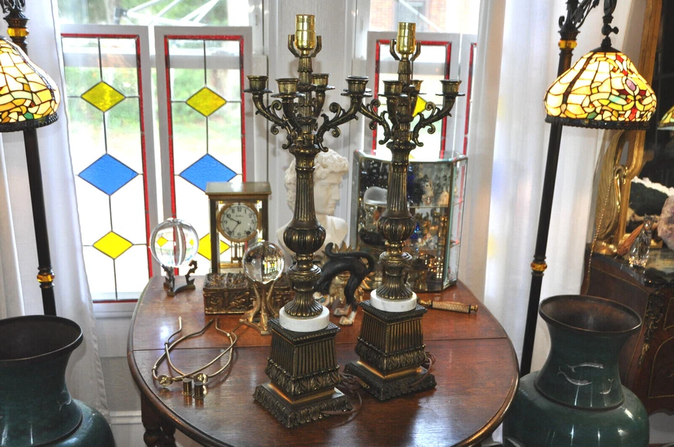 Par de lámparas de mesa antiguas barrocas de cinco brazos de espelter y mármol Foto 4 de 4