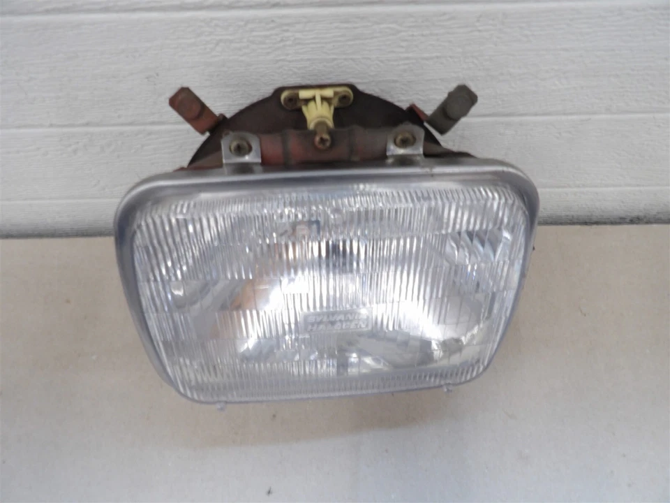 YUGO GV 1986-1991 CONJUNTO DE CUBO DE MONTAJE DE FARO DE PASAJERO DERECHO CON BOMBILLA OEM Foto 2 de 4