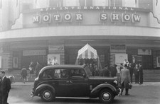 Austin FX3 taxi outside Earls Court 1962 Motor Show Car Old Photo 1