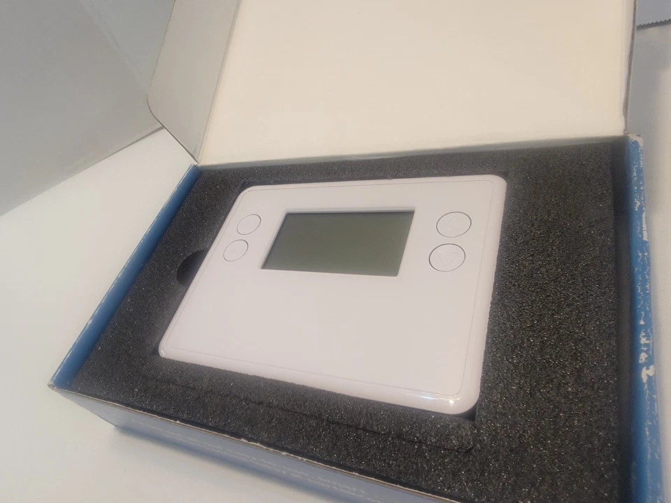 GoControl GC-TBZ48 Z-Wave Battery Powered Thermostat SMART CLIMATE CONTROL - Image 3 of 4