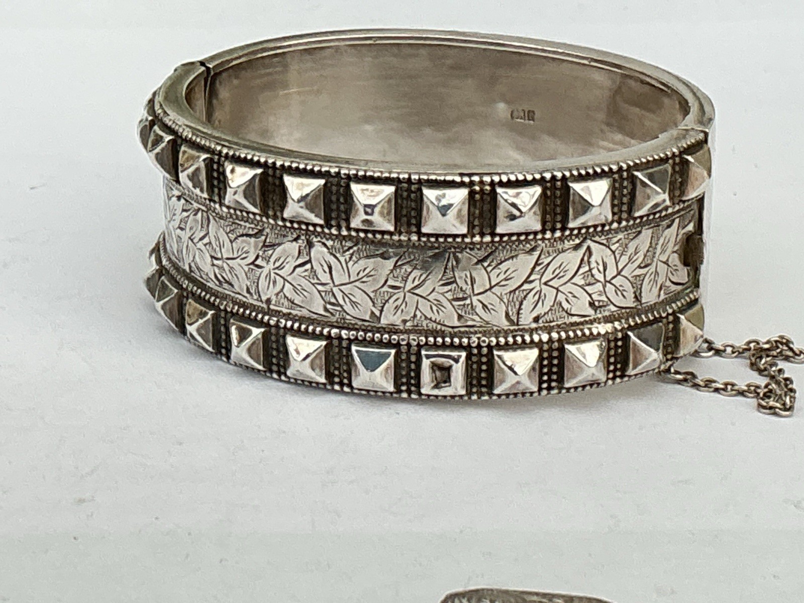 An Antique Victorian Solid Silver Hinged Bangle, … - image 2