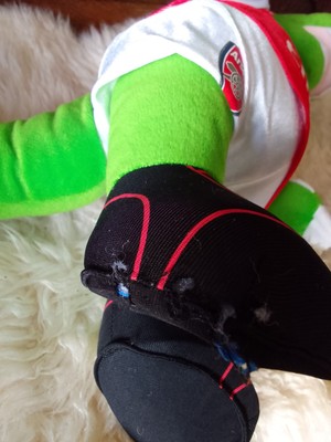 Ozil se ofrece a pagar el sueldo de la mascota del Arsenal, Gunnersaurus