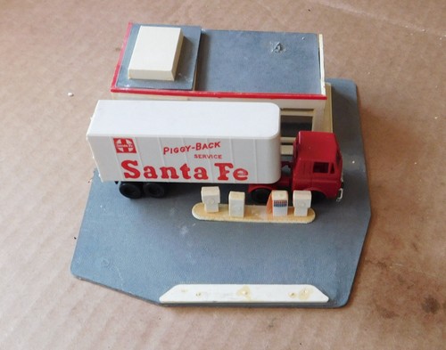 Scenery Tyco Red Semi-truck & Van ~ SANTA FE ~ one rough Gas-station - HO - Picture 2 of 5