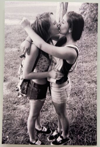 Lesbienne KISS couple affectueux femmes embrassant intérêt gay RÉIMPRESSION ! Photo - Photo 1 sur 3