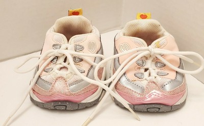 white sneakers sketchers