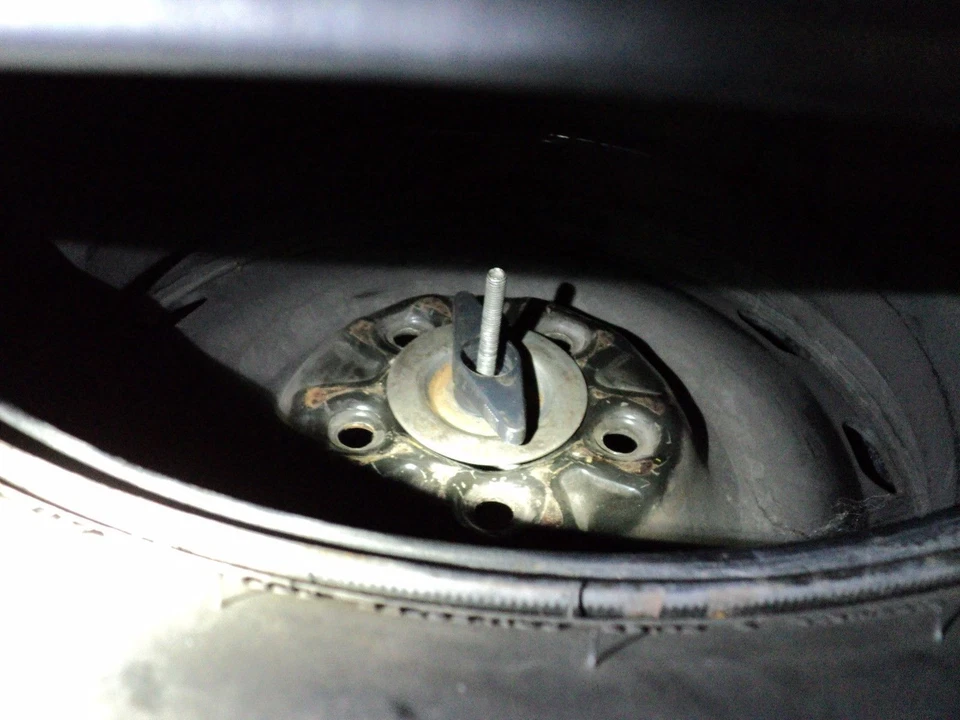 Ford Parte 98-11 Ford Crown Victoria Police Neumático de repuesto J gancho montaje amarre sujeción Foto 3 de 3