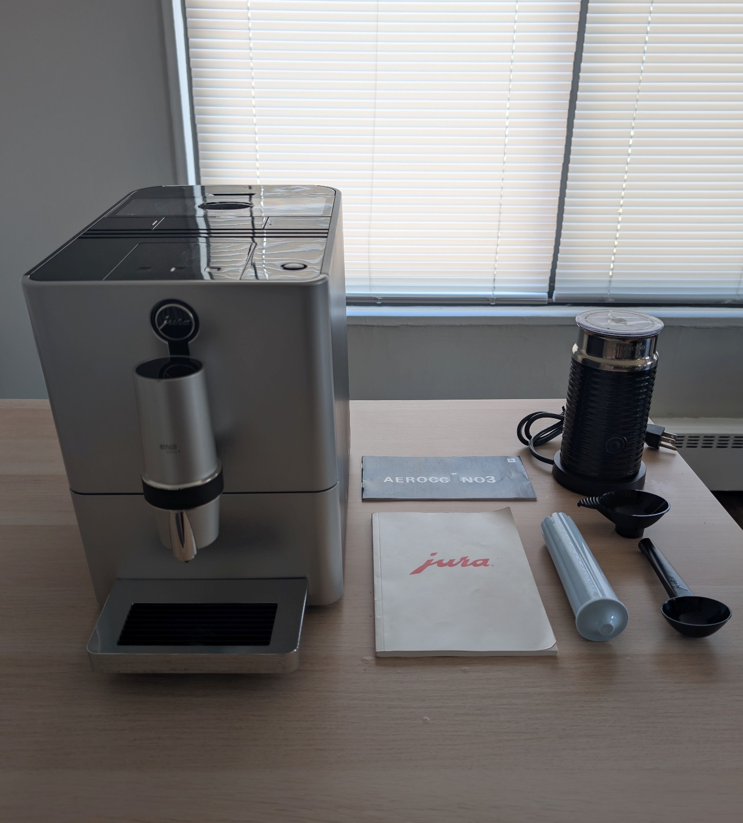 Jura ENA Micro 5 Superautomatic Coffee and Espresso Nespresso Aeroccino 3 Milk