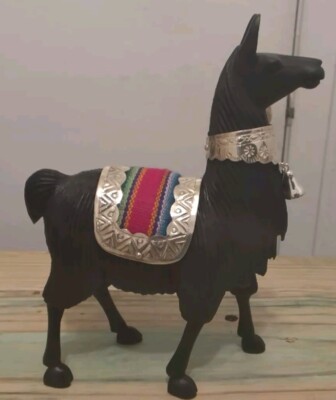 Llama Con Aplicaciones Con Plata 9.50 En Madera  Cedro De 7.5 Pulgadas De Alto 