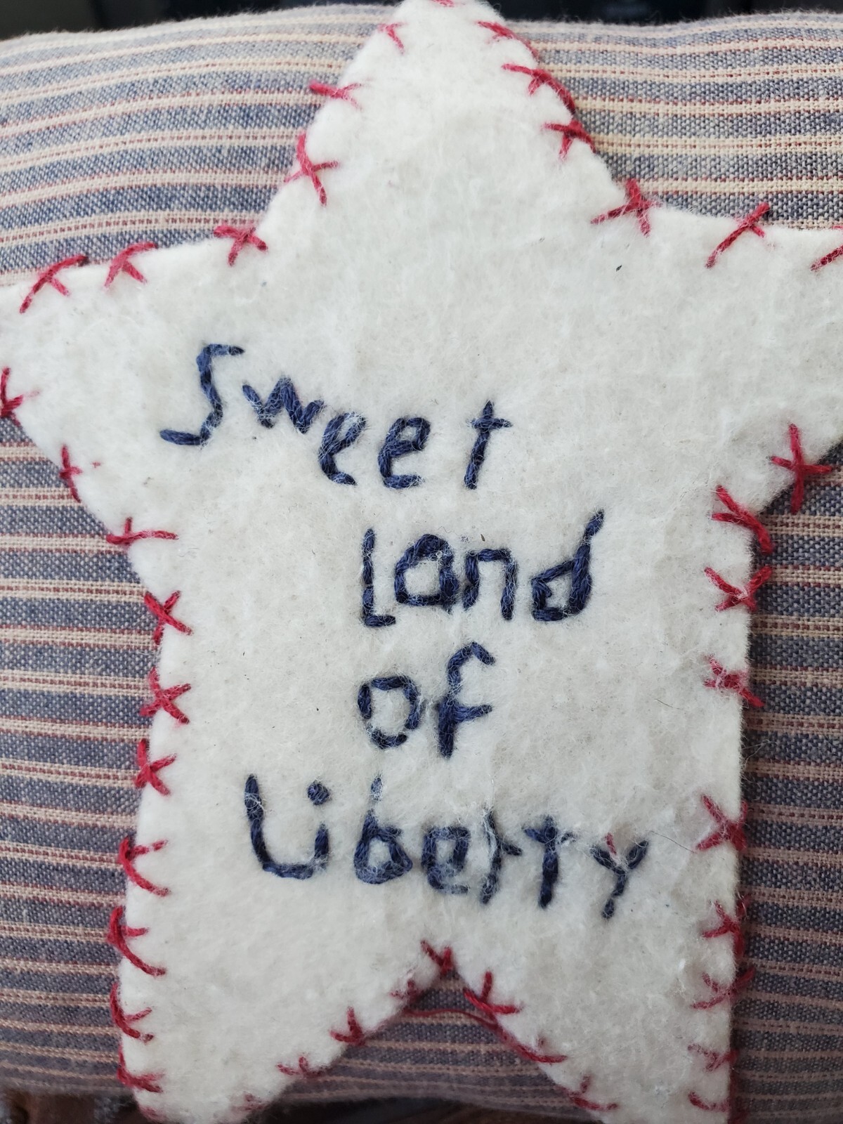 14" TENDER HEART Treasures  PRIMITIVE Americana FARMHOUSE Pillow LAND of LIBERTY