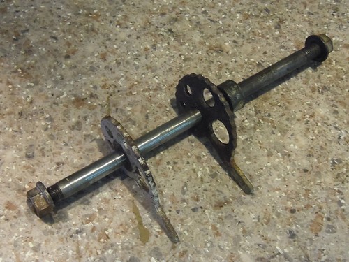 HINTERACHSE ACHSE HINTERRAD RADBOLZEN AXLE SCHWINGE KETTENSPANNER GILERA ZULU 50