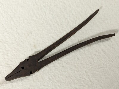 Vintage Button Pliers Fence Wire Cutter Lineman's Tool ~ 8'' No Makers Mark