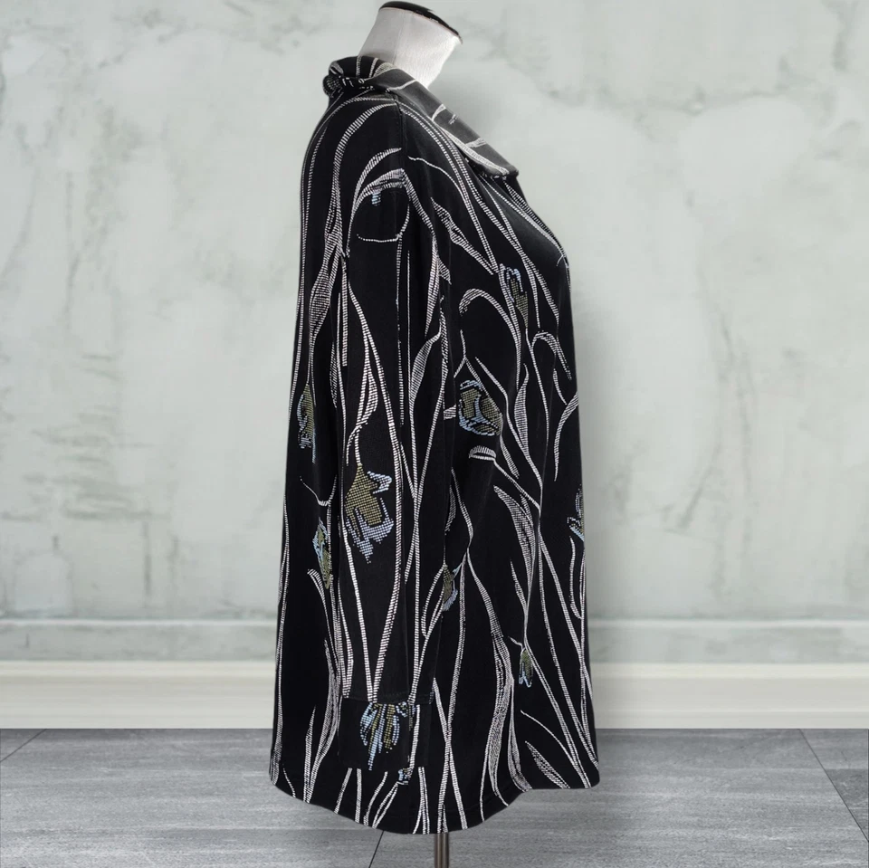 Chaqueta Vikki Vi Frente Abierto Talla 2X Negra Digital Floral Manga 3/4 Tejido Ajustado Foto 2 de 4