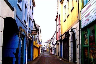 Foto A2 Ennis - Parnell Street - Blick nach Osten Richtung High Street Empi c2012