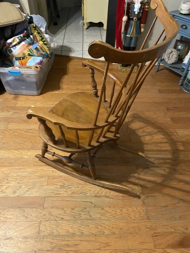 NICHOLS & STONE VTG WINDSOR ROCKING CHAIR MAPLE FINISH - Picture 2 of 7