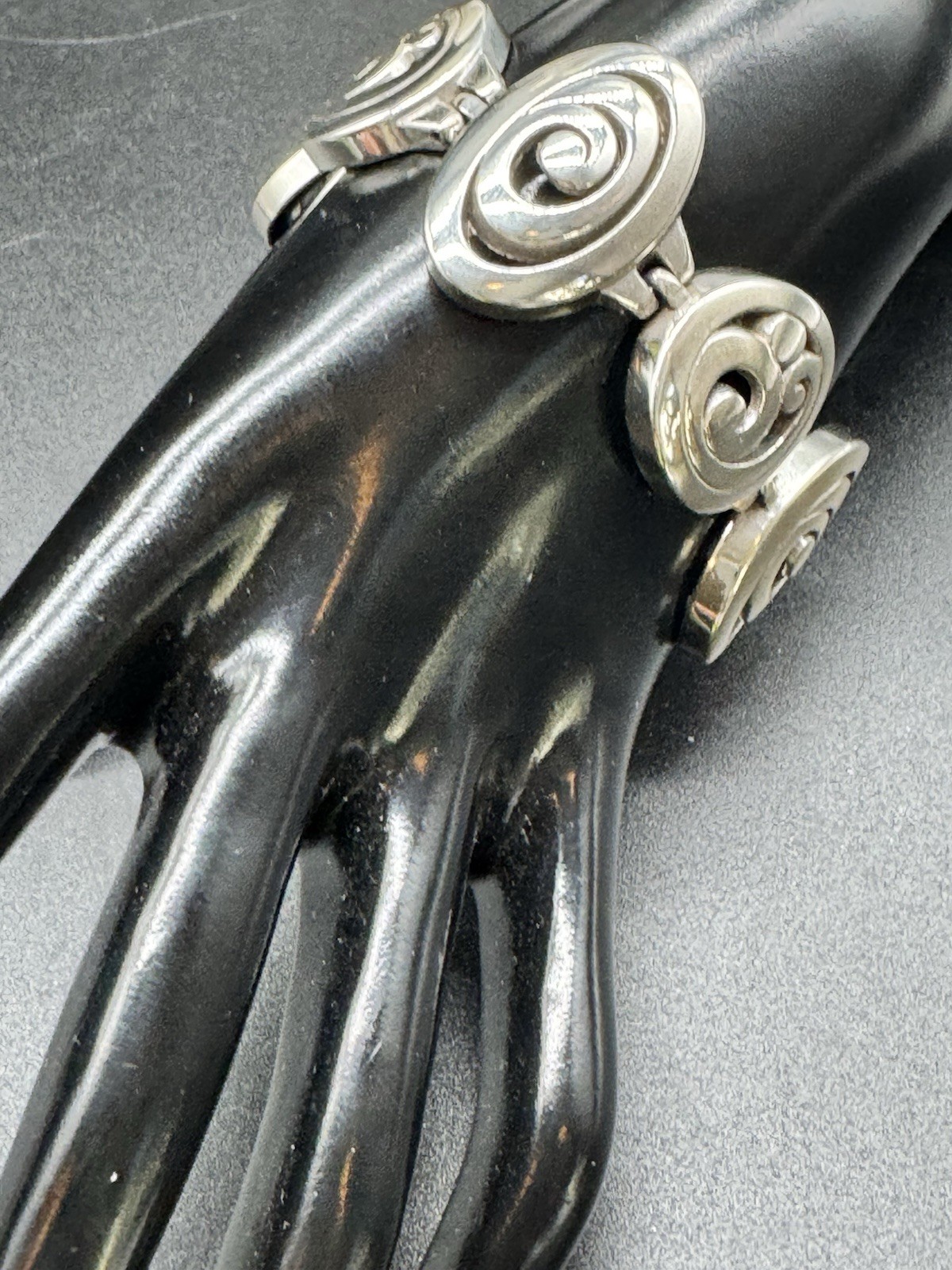 Brighton CONTEMPO Silver Swirl Circles Oval Link Bracelet in Heart Tin Excellent Condition