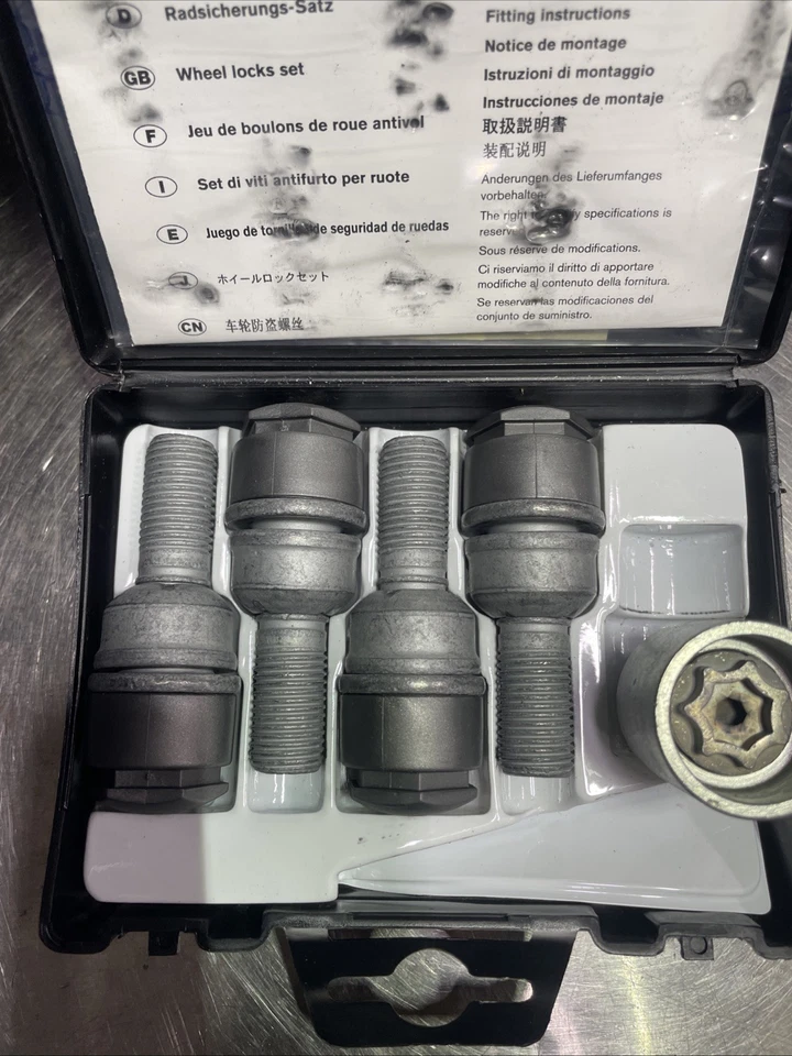 Kit de pernos antirrobo Audi número de pieza 8R0 071 336 Foto 4 de 4