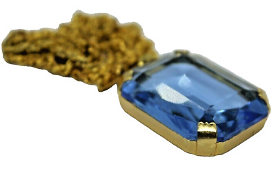 Edelstein Anhänger mit vergoldeter Kette.