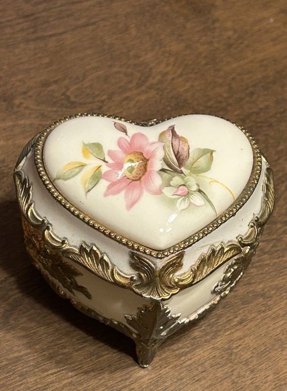 The San Francisco Music Box heart porcelain “ The Way We Were” 🎵