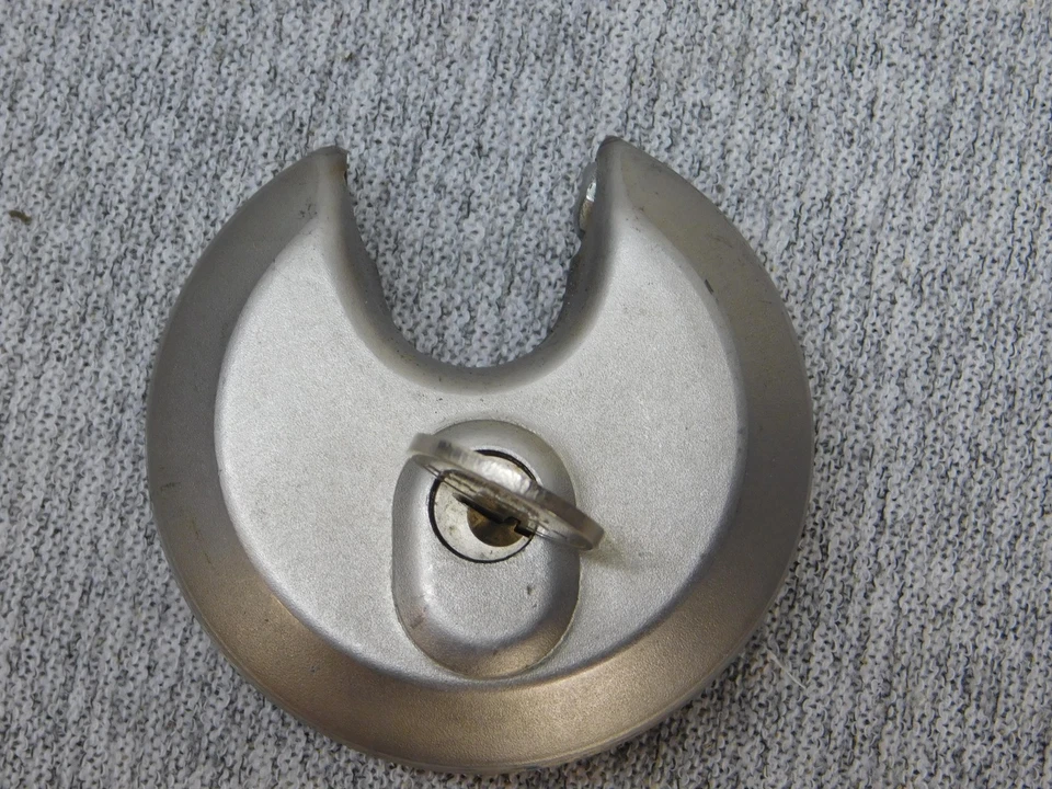 Candado de disco Boro Carburo Acero Redondo Cerradura con llave Seguridad Garaje Cobertizo Llave Foto 3 de 4