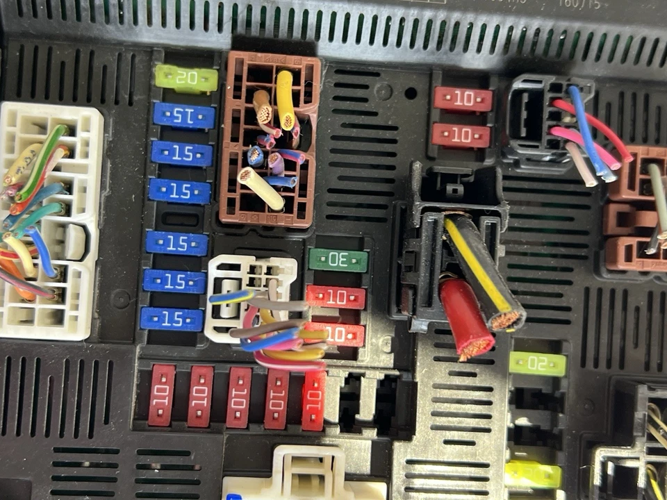 Nissan Titan 2017 motor caja de fusibles relé módulo de control IPDM 284B6EZ30A fabricante original Foto 2 de 4