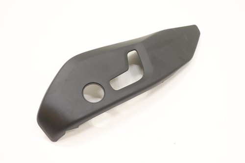 Panel de cubierta de interruptor de asiento delantero izquierdo Volvo XC60 2018-2025 OEM 39831630 GRIS_RA00 - Imagen 6 de 12