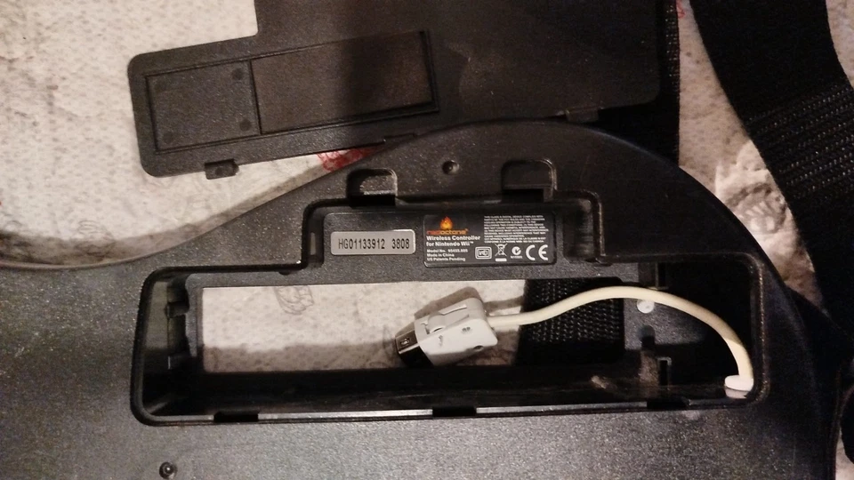 CHITARRA Wireless GUITAR HERO WORLD TOUR per NINTENDO WII - In ottime condizioni - Immagine 3 di 4