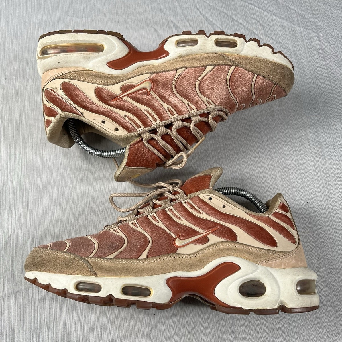 NIKE Air Max Plus \'All Day\' Running Shoes Size 9.5 Amazon.com | Nike Air Max Plus SE Men main image 2