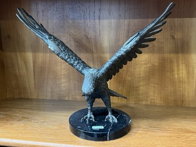 Bronzeguss Adler im Flug auf Marmorsockel