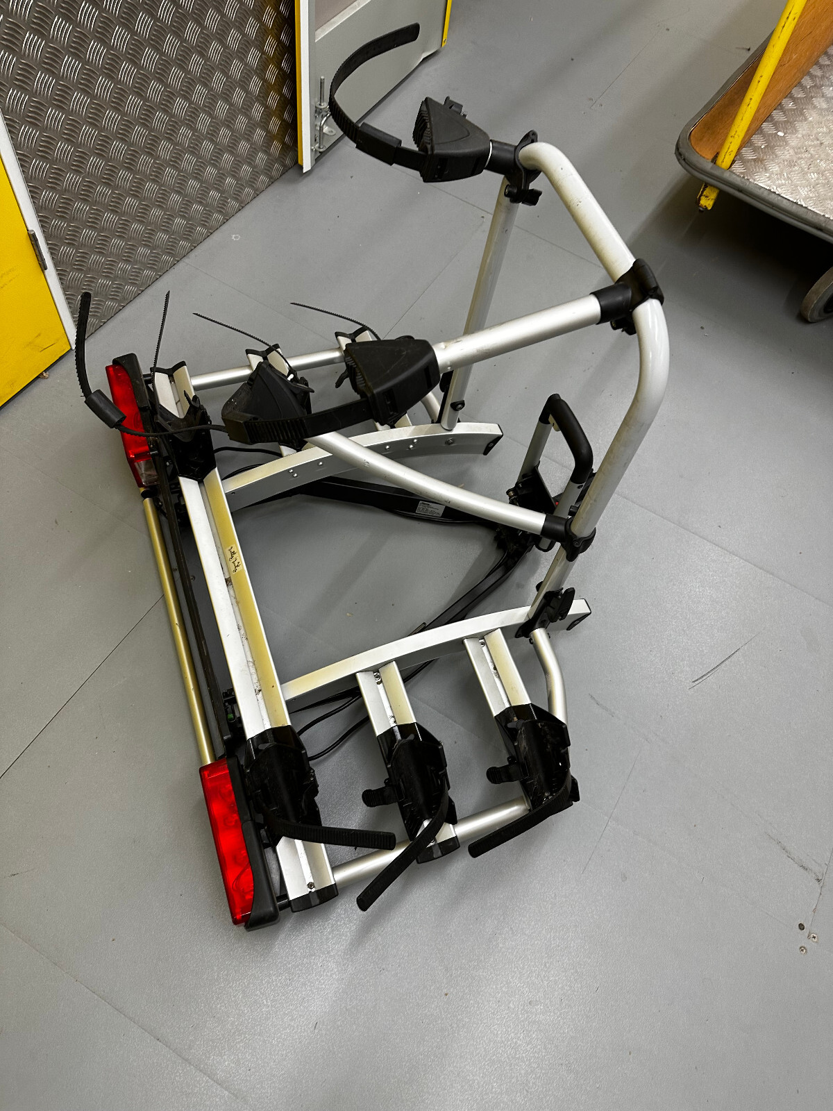 atera strada dl 3 to 4 bike carrier