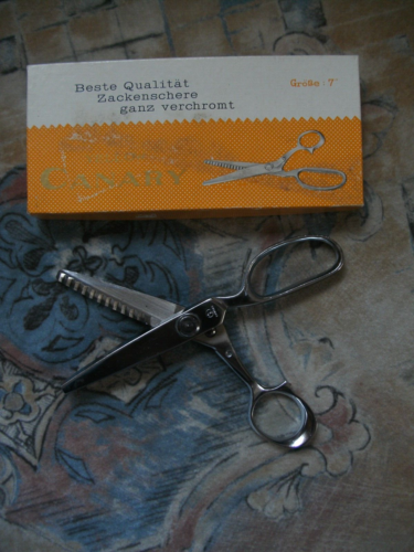 Fabric Scissors Pointed Scissors Yellow Canary Size 7 Cutter Craft Tailoring - Picture 1 of 2