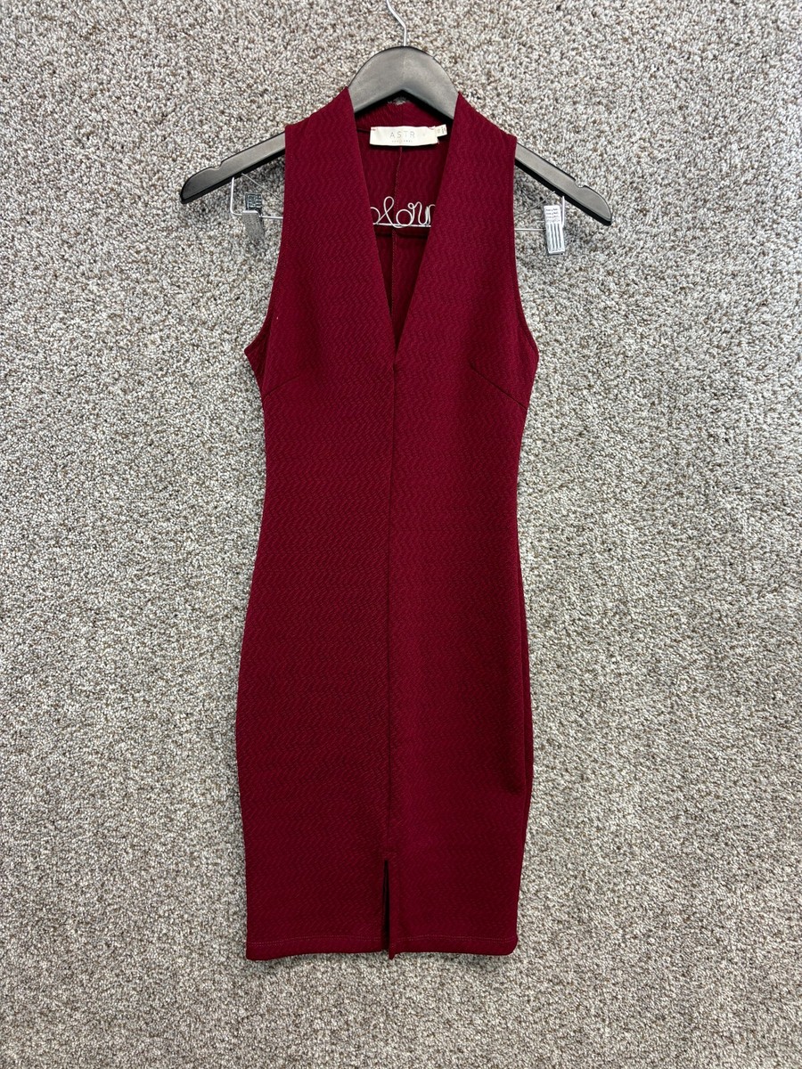 red textured bodycon dress ASTR The Label V-Neck Sleeveless Women's Size XS Jerry's Ready to Ship SELECT SIZE:XS floral print midi dress Soft draped cowl neckline