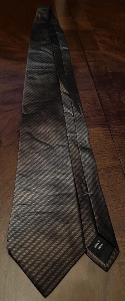 Corbata Kenneth Cole Reaction marrón 100 % seda para hombre hecha en China Foto 3 de 4