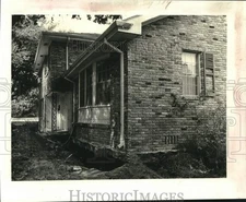 1981 Press Photo Joseph Russo Home being lifted because of sinking in Metairie