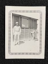 Soldado del ejército hombre en uniforme con casco militar antiguo foto instantánea vintage