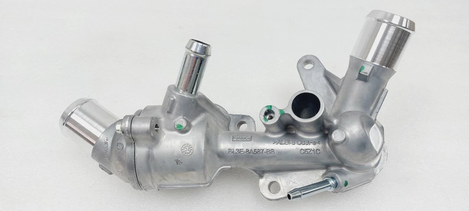 Carcasa termostato refrigerante motor Ford F-150 11-17 Mustang 2011-2023 BL3Z8A586G Foto 2 de 4