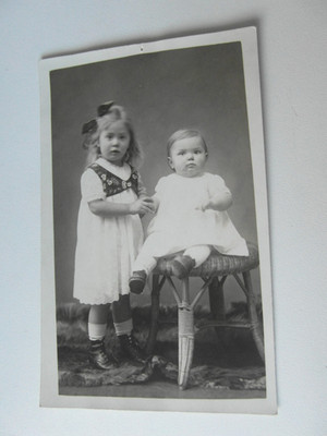 Nostalgi postcard 2 girls, stool, fur not used