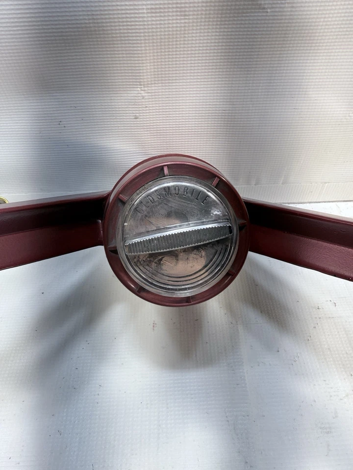 Volante Oldsmobile F-85 1961-1962 plato profundo con botón de bocina OEM limpio usado Foto 2 de 4