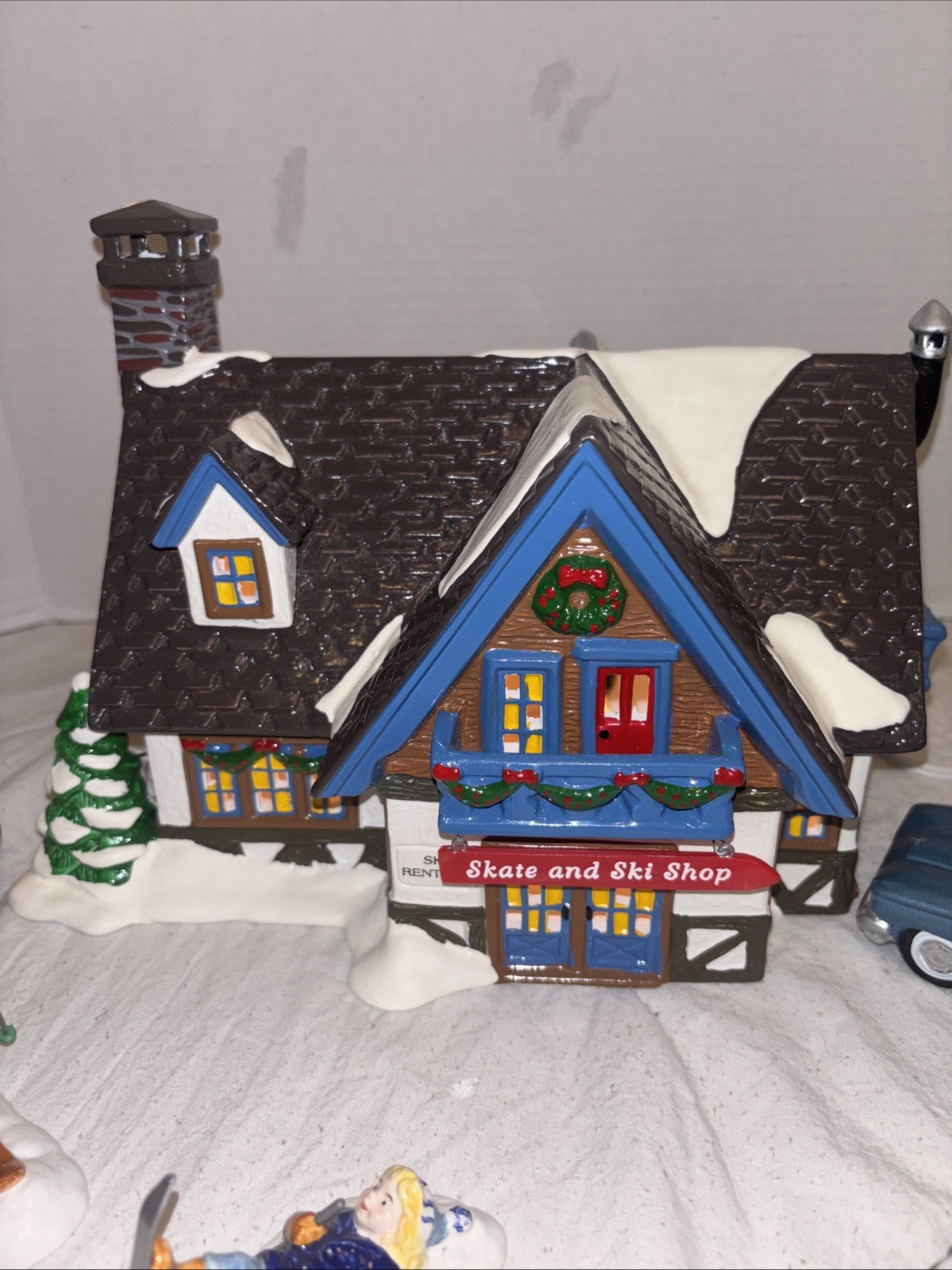 Department 56 Lot Snow Village Skate and Ski Shop 5467-4 Skaters & Skiers 54755