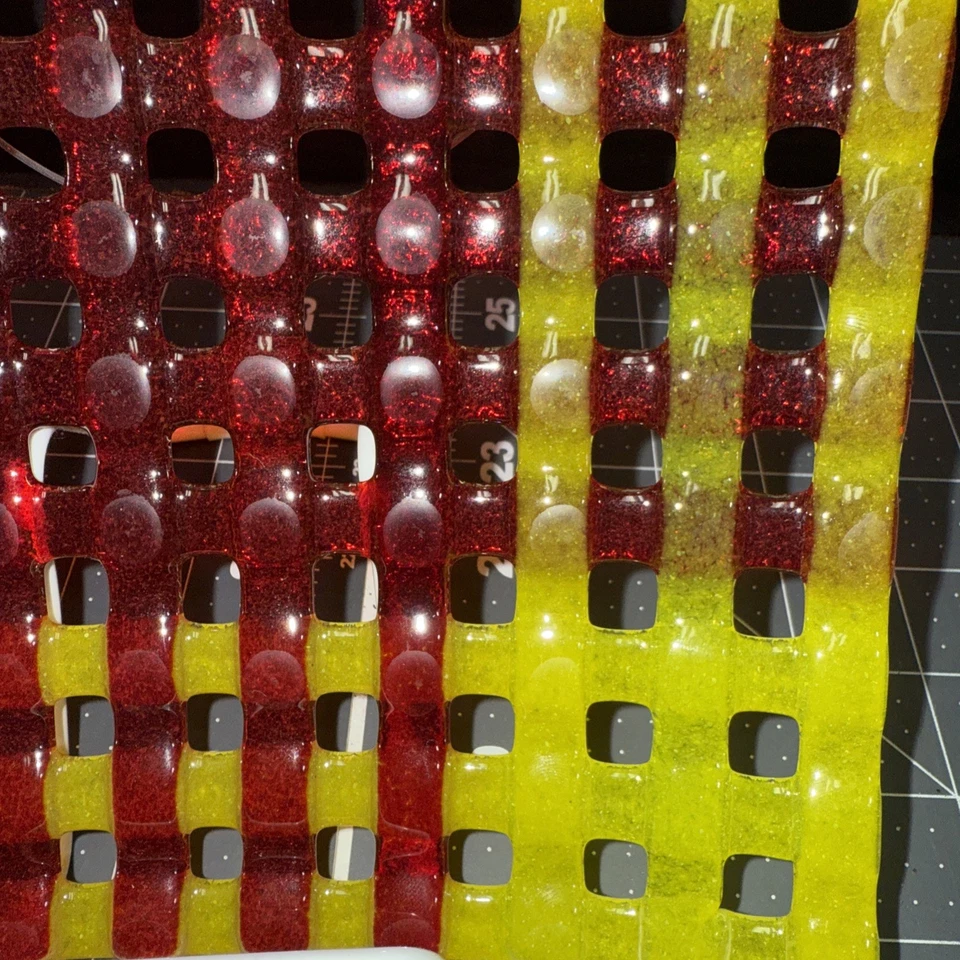 Plato decorativo contemporáneo de vidrio tejido rojo naranja amarillo 8x8 Suncatcher Foto 3 de 3