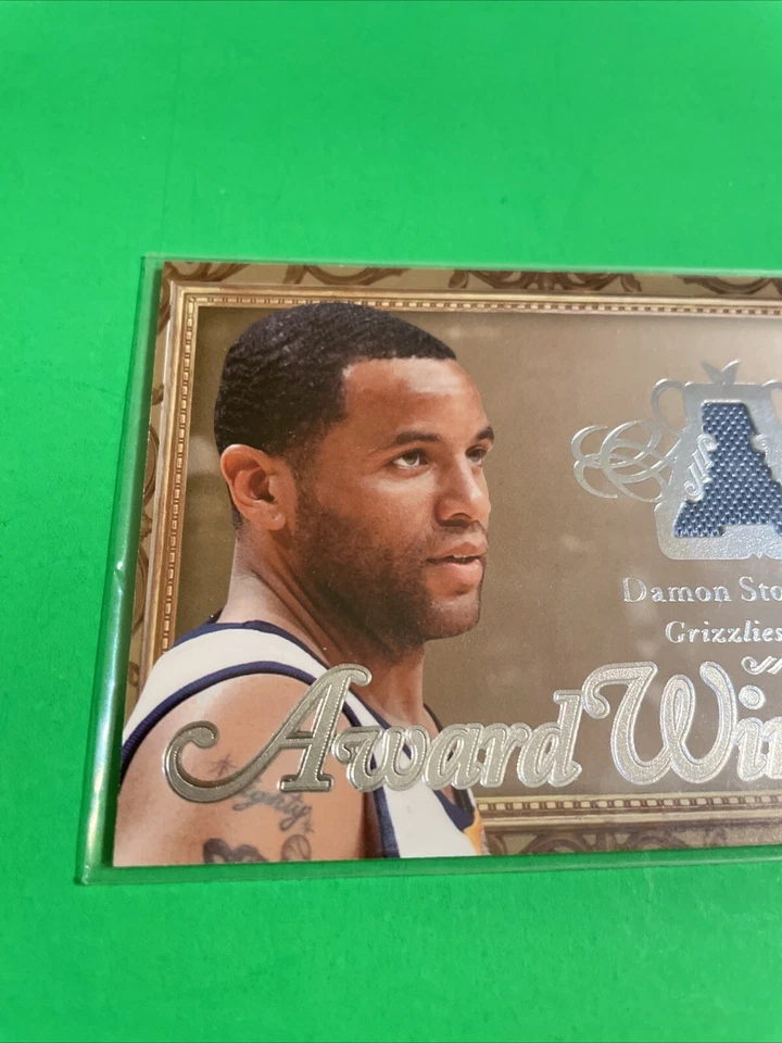 Memorabilia de los ganadores del premio Fleer Ultra 2007-08 #AW-DS Damon Stoudamire/199 SSP Foto 2 de 4
