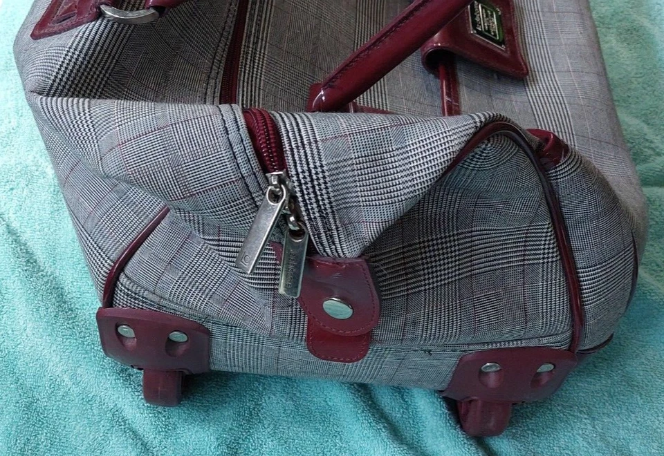 Liz Claiborne Carryon Rolling Travel Luggage Overnight Bag 20"L x 11"W x12"T - Image 3 of 4