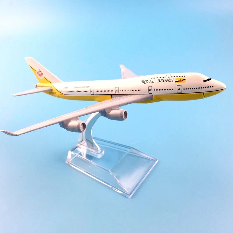 1:400 Diecast Airplane Model 16cm Royal Brunei Airlines Boeing 747 Collection - Image 3 of 4