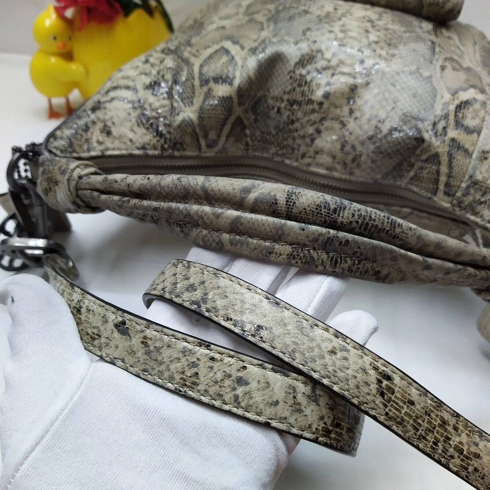 Borsa a tracolla Coach Kristin in pelle grigia pitone in rilievo con cerniera tascabile